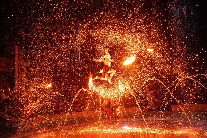 Màn diễn kết hợp giữa lửa và nước trong vở “Sơn thần thủy quái”