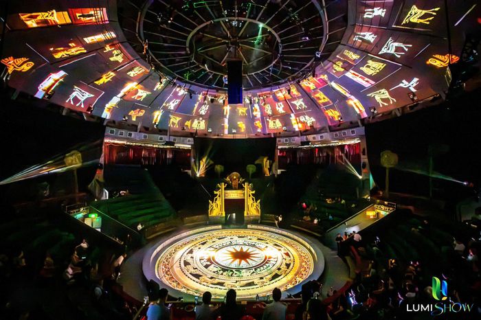 Vở xiếc “Sơn thần thủy quái” kết hợp nghệ thuật xiếc với công nghệ 3D mapping, sân khấu nước, ánh sáng và các hiệu ứng hiện đại, mang đến cách tiếp cận mới. Ảnh: BTC