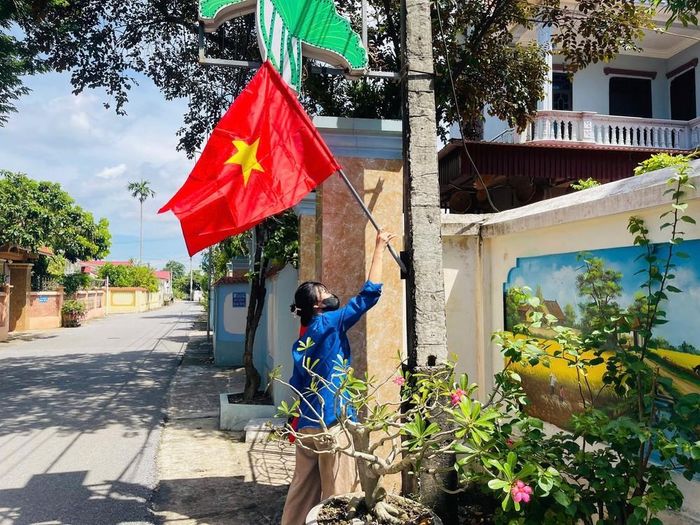 Hiện Chi đoàn xã Hoa Lộc duy trì tuyến đường cờ thanh niên dài gần 7km; tiếp tục khảo sát, vận động để phấn đấu triển khai mô hình tại cả 15/15 thôn