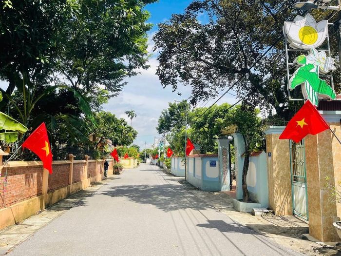 Trên những tuyến đường thảm nhựa tại xã Hoa Lộc, những lá cờ đỏ sao vàng nối dài tạo điểm nhấn cho cảnh quan làng quê