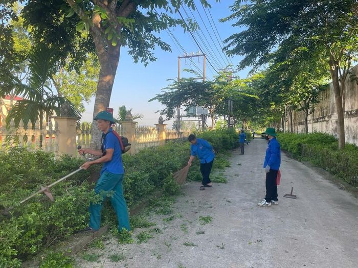 Đoàn viên thanh niên xã Hoa Lộc ra quân dọn dẹp vệ sinh đường làng ngõ xóm