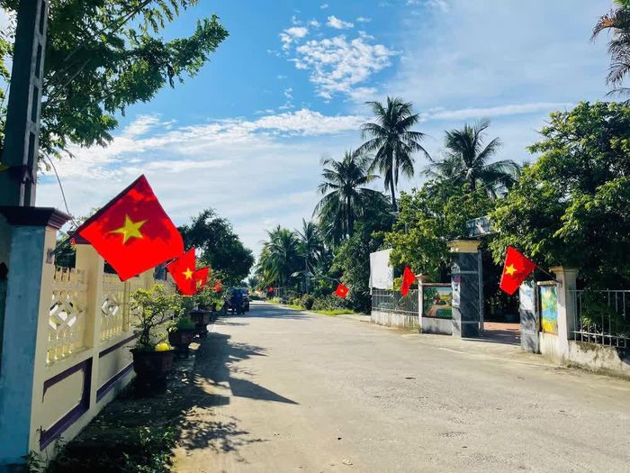 Những lá cờ được treo dọc các tuyến đường không chỉ làm đẹp cảnh quan mà còn gắn với việc vận động người dân giữ gìn vệ sinh, bảo đảm đường làng, ngõ xóm sạch sẽ