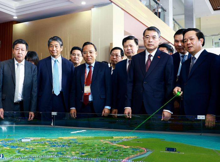 Thủ tướng Lê Minh Hưng xem quy hoạch tỉnh Hưng Yên thời kỳ 2021 - 2030, tầm nhìn đến năm 2050. Ảnh: Dương Giang – TTXVN