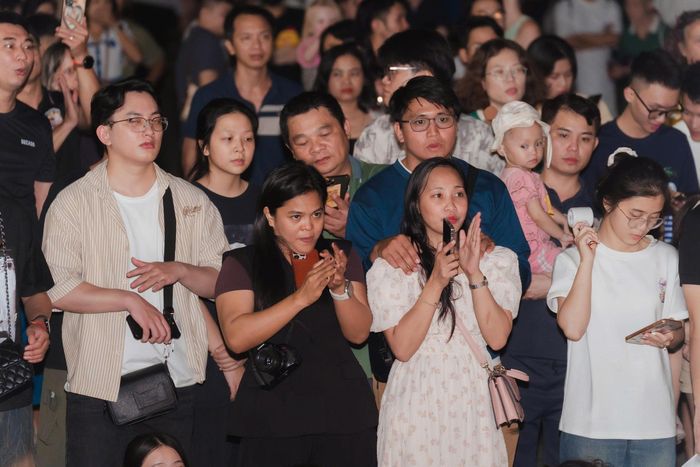Đông đảo khán giả thưởng thức các tiết mục trong Tán Đa Show 2. Ảnh: BTC