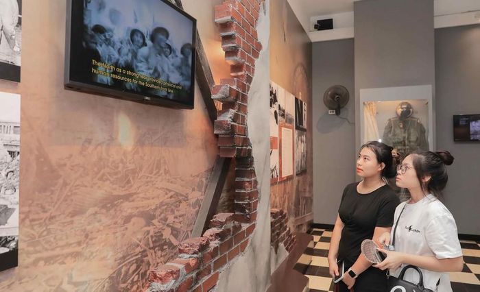 Màn hình hiển thị hình ảnh và thông tin hiện vật số hóa tại di tích Nhà tù Hỏa Lò, giúp du khách tra cứu lịch sử trực quan, sinh động và thuận tiện. Ảnh: Phan Phương