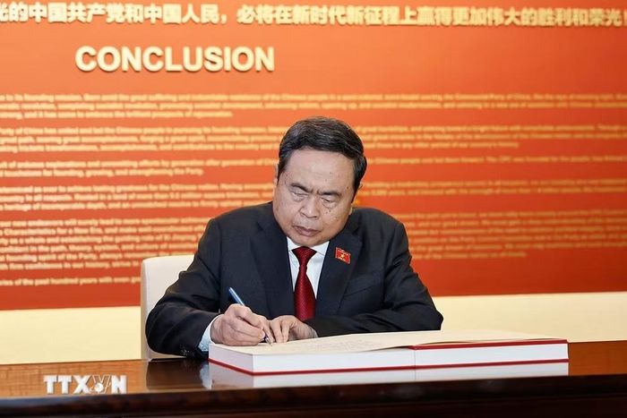 Chủ tịch Quốc hội Trần Thanh Mẫn viết lưu bút - Ảnh: TTXVN