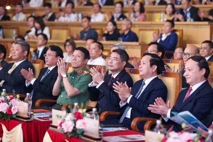 Thủ tướng Lê Minh Hưng và các đại biểu dự Hội nghị công bố Quy hoạch tỉnh Hưng Yên thời kỳ 2021 - 2030, tầm nhìn đến năm 2050 - Ảnh: chinhphu.vn/Nhật Bắc