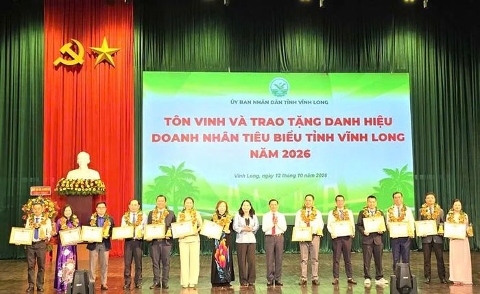 Bí thư Tỉnh ủy Vĩnh Long Trần Văn Lâu và Phó Chủ tịch UBND tỉnh Nguyễn Thị Bé Mười tặng hoa, bằng khen cho các doanh nghiệp, doanh nhân tiêu biểu - Ảnh: chinhphu.vn/Lê Sơn