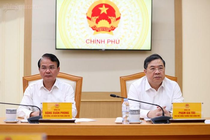 Phó Thủ tướng Thường trực Chính phủ Phạm Gia Túc; Bộ trưởng, Chủ nhiệm Văn phòng Chính phủ Đặng Xuân Phong tham dự cuộc họp - Ảnh: chinhphu.vn/Nhật Bắc