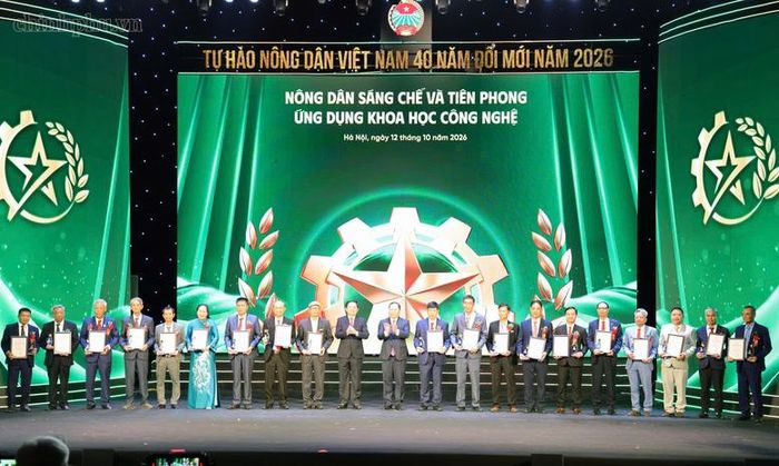 Phó Thủ tướng Hồ Quốc Dũng và Phó Chủ tịch Ủy ban MTTQ Việt Nam Nguyễn Phi Long trao biểu trưng và chứng nhận cho nông dân sáng chế và tiên phong ứng dụng khoa học, công nghệ - Ảnh: chinhphu.vn/Gia Huy