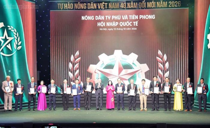 Chủ tịch Ủy ban MTTQ Việt Nam Bùi Thị Minh Hoài và Chủ tịch Hội Nông dân Việt Nam Lương Quốc Đoàn trao biểu trưng và chứng nhận nông dân tỷ phú và tiên phong hội nhập quốc tế - Ảnh: chinhphu.vn/Gia Huy