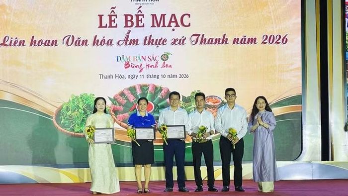 Ban tổ chức vinh danh các tập thể có đóng góp cho thành công của Liên hoan Văn hóa Ẩm thực xứ Thanh. (Ảnh: Mai Luận)