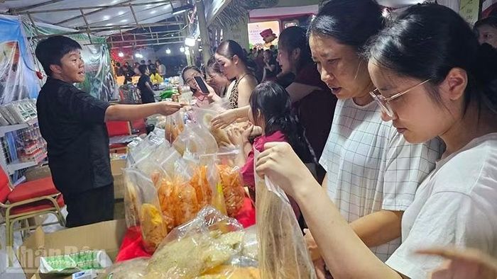 Người dân Thanh Hóa chọn mua sản phẩm của tỉnh bạn. (Ảnh: Mai Luận).