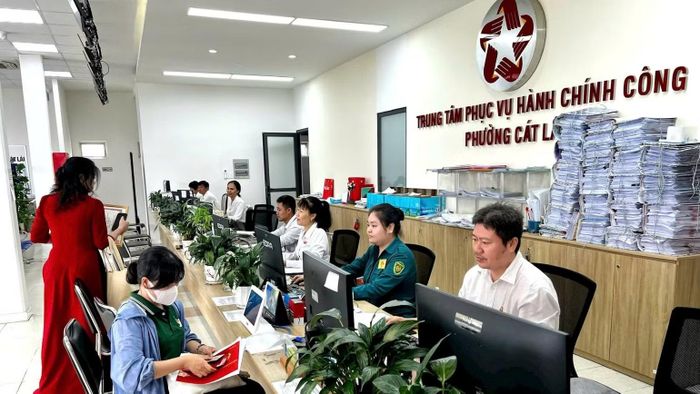 Người dân giao dịch thủ tục hành chính tại Trung tâm Phục vụ hành chính công phường Cát Lái.