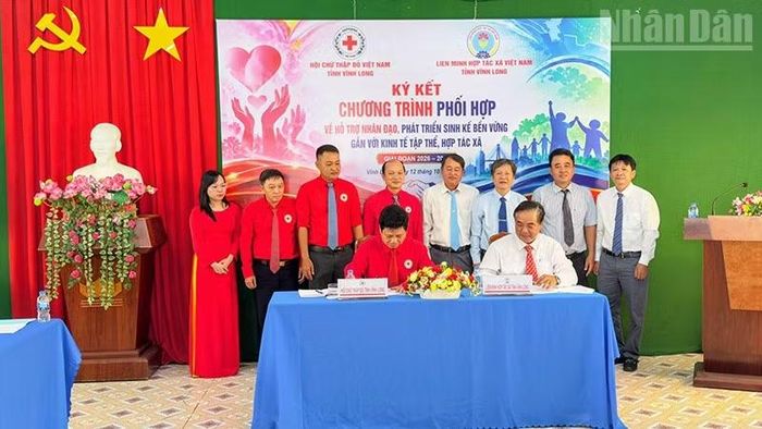Hai bên thực hiện nghi thức ký kết hợp tác. (Ảnh: BÁ DŨNG)