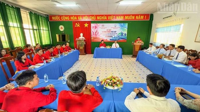 Quang cảnh lễ ký kết. (Ảnh: BÁ DŨNG)