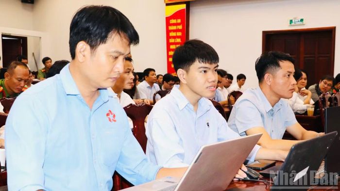 Cán bộ làm công tác an ninh mạng các sở, ngành, đơn vị tham gia đợt diễn tập. (Ảnh: THIÊN VƯƠNG)