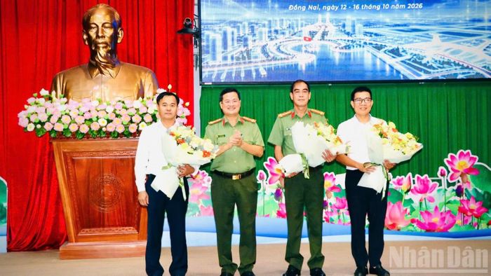 Phó Giám đốc Công an thành phố Đồng Nai Trần Anh Sơn tặng hoa các đơn vị phối hợp tổ chức diễn tập. (Ảnh: THIÊN VƯƠNG)