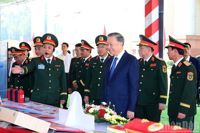 Tổng Bí thư, Chủ tịch nước Tô Lâm tham quan gian trưng bày của Bộ Tư lệnh Quân khu 2.