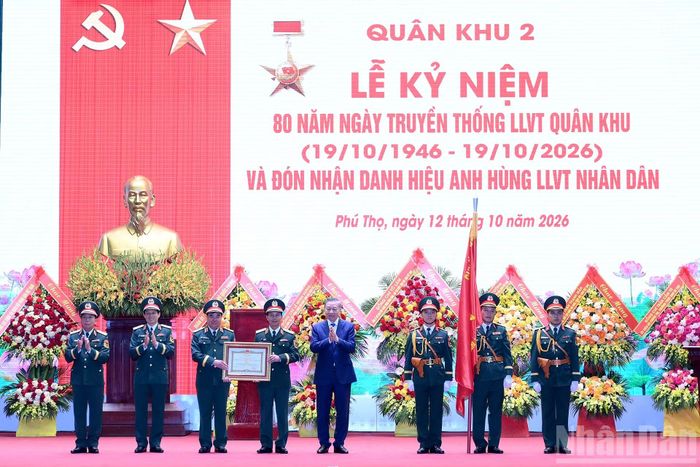 Tổng Bí thư, Chủ tịch nước Tô Lâm trao danh hiệu Anh hùng Lực lượng vũ trang nhân dân tặng Bộ Tư lệnh Quân khu 2.