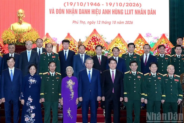 Tổng Bí thư, Chủ tịch nước Tô Lâm, các đồng chí lãnh đạo, nguyên lãnh đạo Đảng, Nhà nước và các đại biểu dự Lễ kỷ niệm 80 năm Ngày truyền thống Lực lượng vũ trang Quân khu 2 và đón nhận danh hiệu Anh hùng Lực lượng vũ trang nhân dân.