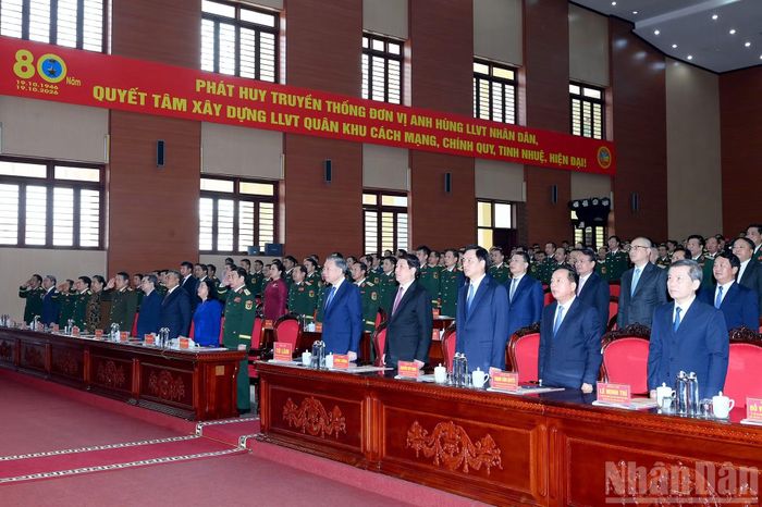 Tổng Bí thư, Chủ tịch nước Tô Lâm và các đại biểu thực hiện nghi thức chào cờ tại lễ kỷ niệm.