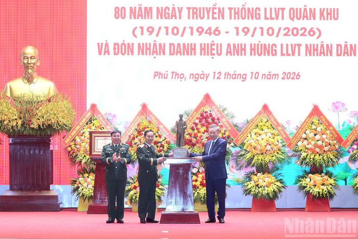 Tổng Bí thư, Chủ tịch nước Tô Lâm trao bức tượng Chủ tịch Hồ Chí Minh tặng Bộ Tư lệnh Quân khu 2.