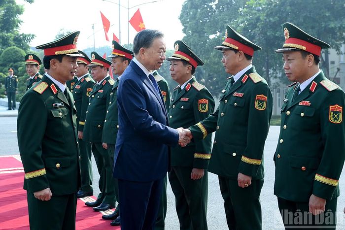 Tổng Bí thư, Chủ tịch nước Tô Lâm với các đồng chí lãnh đạo, chỉ huy Bộ Tư lệnh Quân khu 2.
