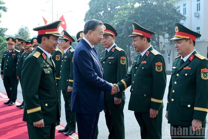Tổng Bí thư, Chủ tịch nước Tô Lâm với các đồng chí lãnh đạo, chỉ huy Bộ Tư lệnh Quân khu 2. (Ảnh: ĐĂNG KHOA)