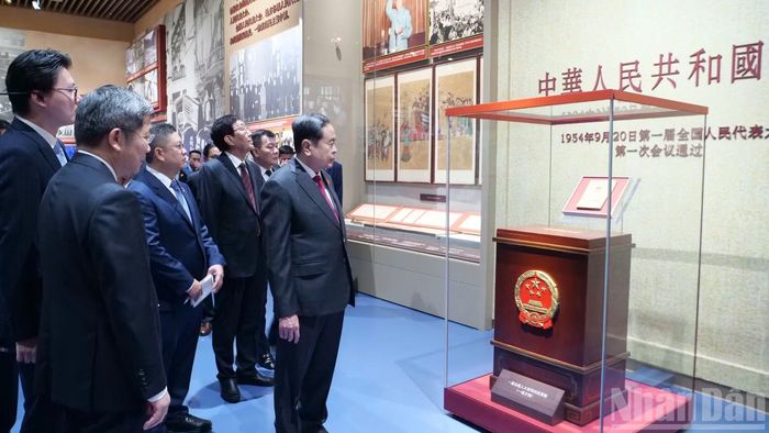Chủ tịch Quốc hội Trần Thanh Mẫn và Đoàn tham quan một gian trưng bày tại Bảo tàng.