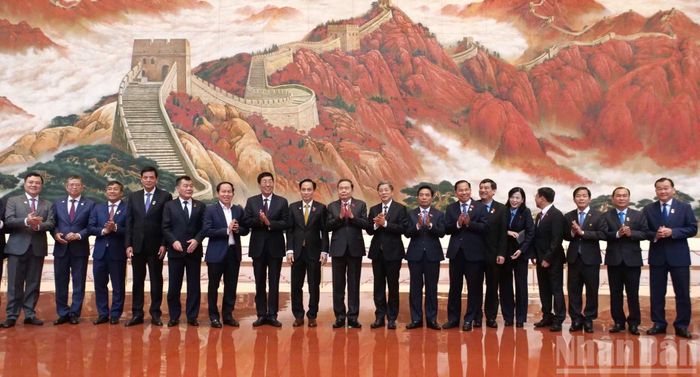 Chủ tịch Quốc hội Trần Thanh Mẫn và Đoàn đại biểu cấp cao Việt Nam chụp ảnh lưu niệm.