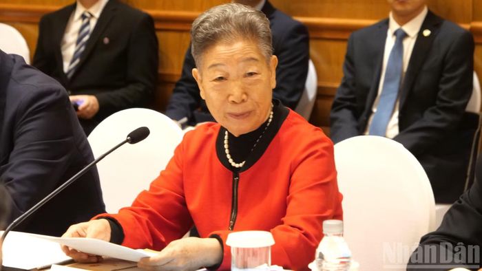 Bà Vu Thục Huệ, nhân sĩ hữu nghị, nguyên nhân viên y tế Bệnh viện Nam Khê Sơn phát biểu tại cuộc tiếp.