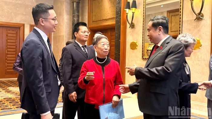 Chủ tịch Quốc hội Trần Thanh Mẫn thăm hỏi, động viên các nhân sĩ hữu nghị.