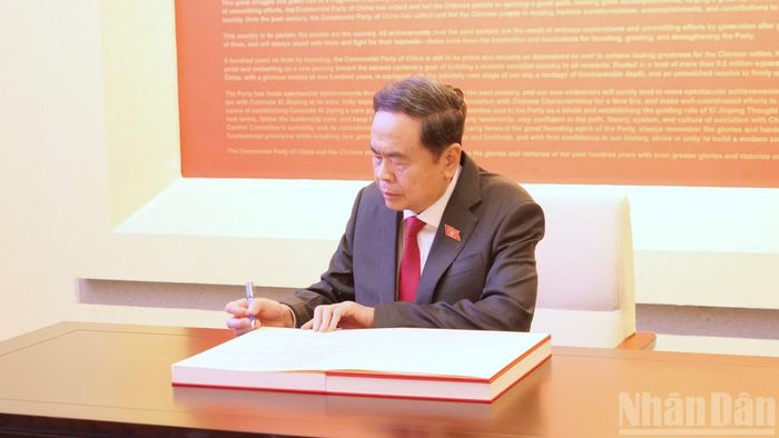 Chủ tịch Quốc hội Trần Thanh Mẫn ghi sổ lưu bút.