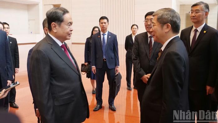 Chủ tịch Quốc hội Trần Thanh Mẫn trao đổi với đại diện Nhân đại toàn quốc và lãnh đạo Bảo tàng Lịch sử Đảng Cộng sản Trung Quốc.
