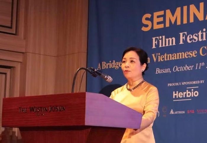 Tiến sĩ Ngô Phương Lan phát biểu khai mạc tọa đàm. (Ảnh: Đại sứ quán Việt Nam tại Hàn Quốc cung cấp)
