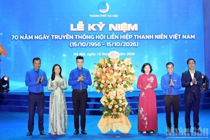 Đồng chí Nguyễn Thị Tuyến tặng hoa chúc mừng Hội Liên hiệp thanh niên thành phố Hà Nội. (Ảnh: LINH PHAN)