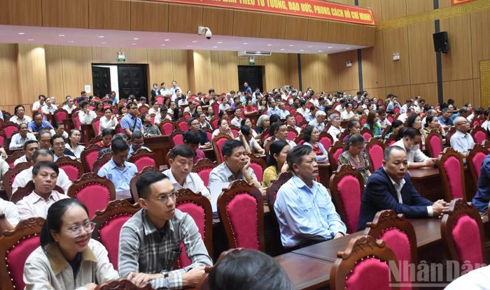 Các đại biểu cử tri dự hội nghị.