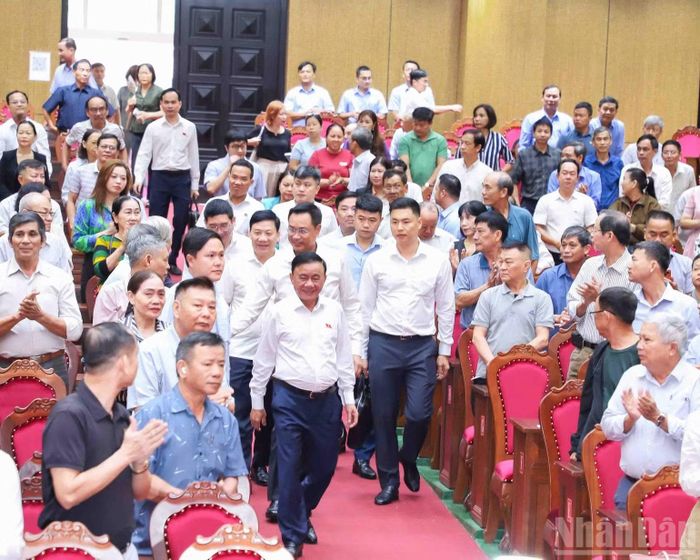 Thường trực Ban Bí thư Trần Cẩm Tú và các đại biểu dự hội nghị tiếp xúc cử tri trước Kỳ họp thứ hai, Quốc hội khóa XVI.