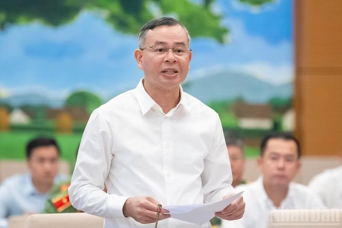 Bộ trưởng Tài chính Ngô Văn Tuấn trình bày Tờ trình dự án Luật Ngân sách nhà nước (hợp nhất). (Ảnh: DUY LINH)