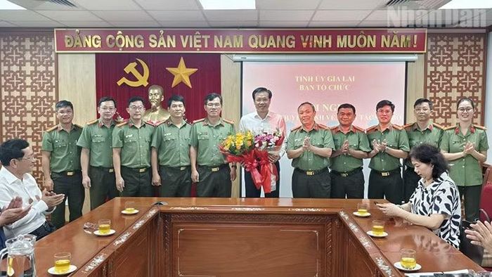 Đại diện lãnh đạo Công an tỉnh và Phòng Tham mưu Công an tỉnh chúc mừng tân Phó Trưởng Ban Tổ chức Tỉnh ủy Gia Lai.