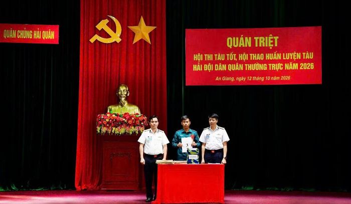 Đại diện các tàu Hải đội Dân quân thường trực tỉnh An Giang bốc đề thi. (Ảnh: Vùng 5 Hải quân cung cấp)