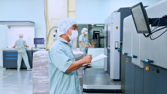 Công nhân vận hành dây chuyền sản xuất bao bì tự động tại Thành phố Hồ Chí Minh. (Ảnh: TÙNG ANH)