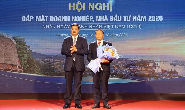 Lãnh đạo tỉnh Quảng Ngãi tặng hoa chúc mừng Hiệp hội doanh nghiệp tỉnh Quảng Ngãi và Hội Doanh nhân trẻ tỉnh Quảng Ngãi nhân Ngày Doanh nhân Việt Nam 13/10. (Ảnh: HIỂN CỪ)
