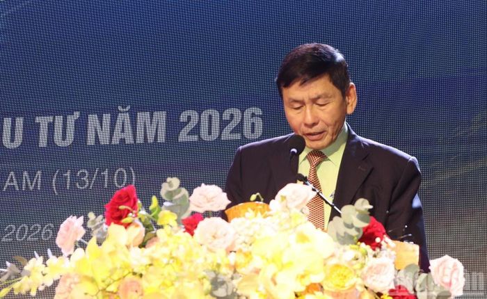 Chủ tịch Hiệp hội doanh nghiệp tỉnh Quảng Ngãi Võ Thành Đàng phát biểu ôn lại truyền thống Ngày Doanh nhân Việt Nam 13/10. (Ảnh: HIỂN CỪ)