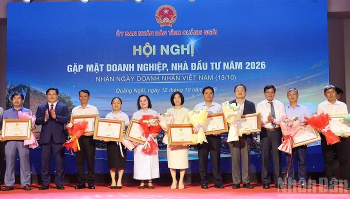 Lãnh đạo tỉnh Quảng Ngãi tặng Bằng khen cho các doanh nghiệp có thành tích thực hiện tốt chính sách, pháp luật thuế, góp phần vào sự phát triển kinh tế-xã hội của tỉnh. (Ảnh: HIỂN CỪ)
