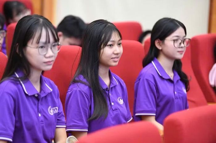 Sinh viên tham dự tọa đàm. (Ảnh: DƯƠNG TRIỀU)