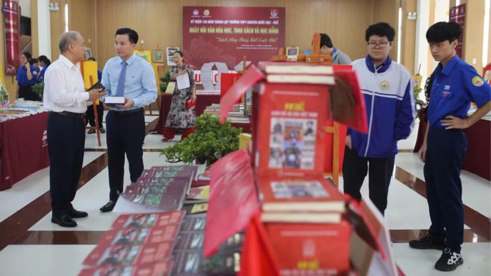 Không gian Văn hóa đọc trong Ngày hội Văn hóa đọc tại trường Quốc học Huế. (Ảnh: ViLIB cung cấp)