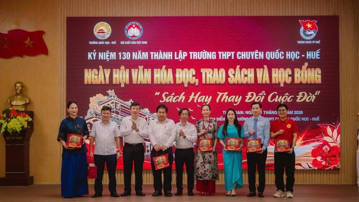Trường Quốc học Huế tặng biểu trưng kỷ niệm chương tới các đơn vị đồng hành. (Ảnh: ViLIB cung cấp)
