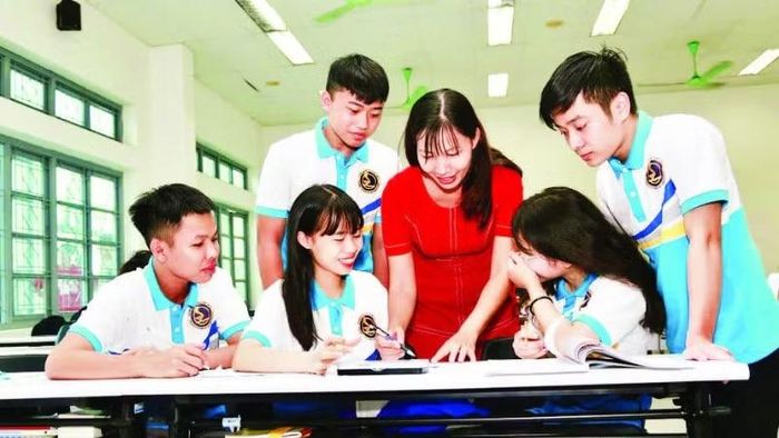 Giảng viên và sinh viên Trường đại học Giao thông vận tải trong giờ học môn Hình họa-Vẽ kỹ thuật. (Ảnh nhandan.vn)